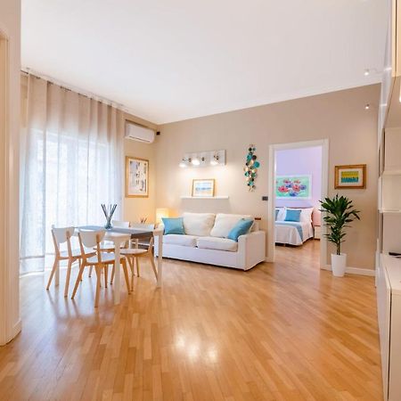Modern Apartment To Relax In The City Center Bari Exterior photo