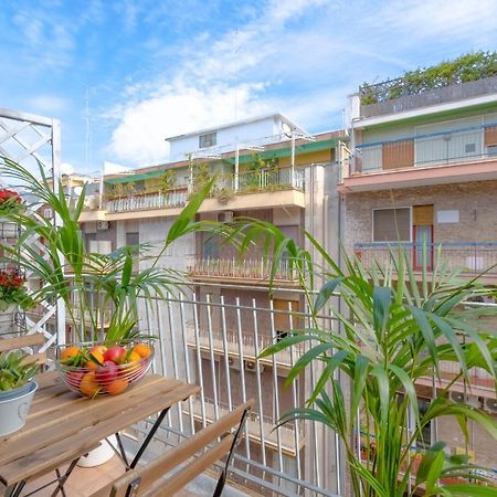 Modern Apartment To Relax In The City Center Bari Exterior photo
